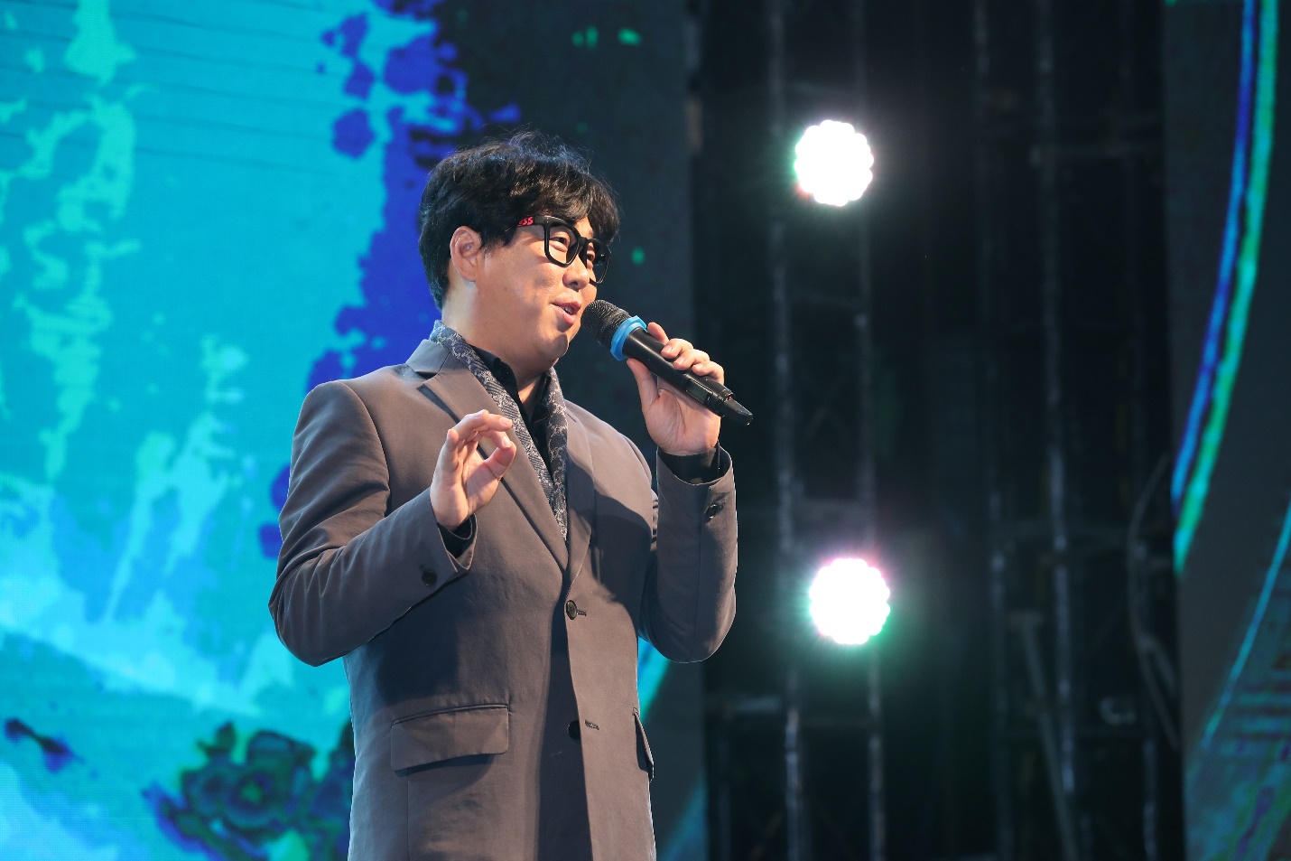 Chương trình nghệ thuật tại lễ hội có sự góp mặt của Byun Jin Sub - một trong những giọng ca Ballad hàng đầu được đông đảo người Hàn Quốc yêu mến với các ca khúc “Being Alone,” “It’s too late” “Like Birds” “All I can give you is love” (Ảnh: VietnamEvents)